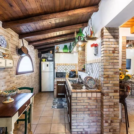 Suq With Pool, Parking & Wifi بيت للعطل
