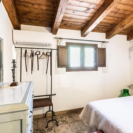 Suq With Pool, Parking & Wifi Noto