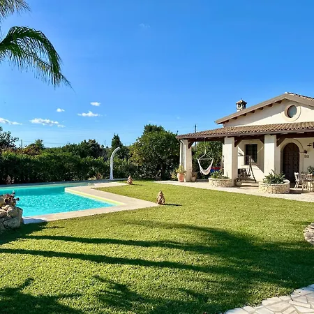 Suq With Pool, Parking & Wifi Holiday home *
